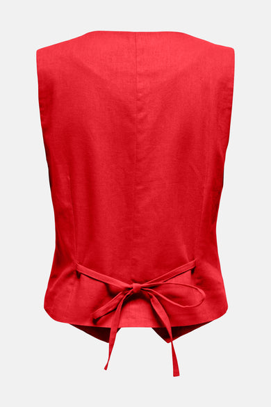 Blazer rouge d'ONLY avec une cravate sur le dos.