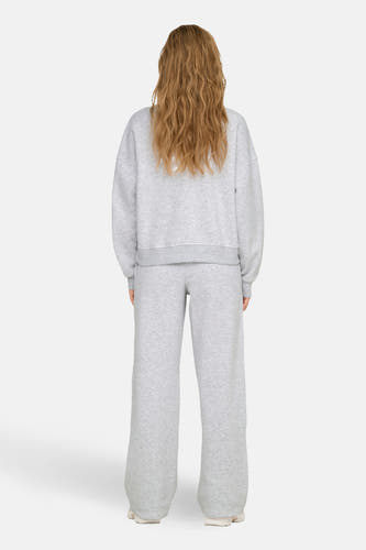 Pull gris ONLY, avec des manches longues, associé à un pantalon coordonné.