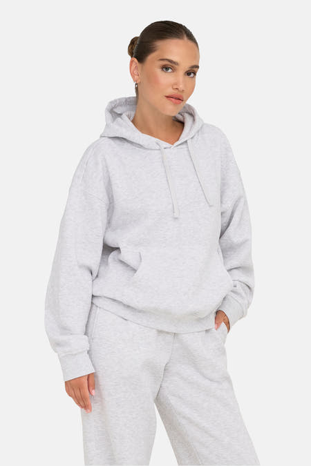 Pull gris à capuche ONLY, avec cordon et poche kangourou.