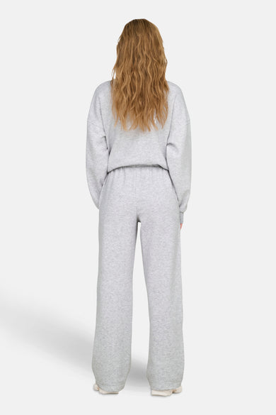 Pantalon de jogging gris ONLY, avec des jambes larges et porté avec un sweat-shirt coordonné.