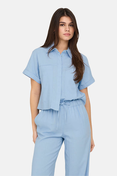 Chemise bleue claire à manches courtes de ONLY, avec poches et fermeture à boutons.