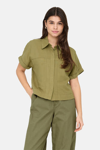 T-shirt kaki à manches courtes de ONLY, avec col boutonné et poches brodées.