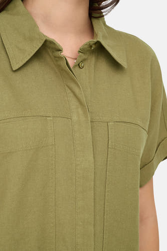 T-shirt kaki à manches courtes de ONLY, avec col et poches poitrine.