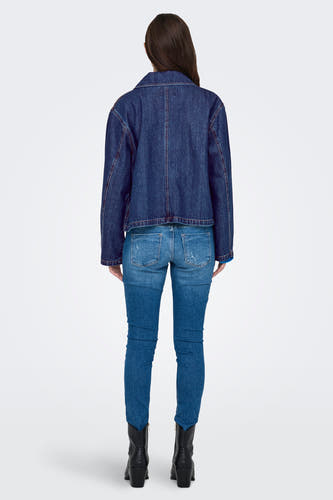 Jean de enu denim bleu foncé ONLY, combiné avec des jeans et des bottes noires, vue arrière.