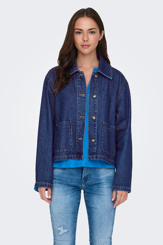 Manteau de denim bleu marine ONLY, avec des manches longues, une fermeture à boutons et des poches brodées, porté sur une chemise bleue et un jean.