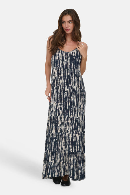 Robe longue bleue sans manches ONLY avec un motif abstrait blanc cassé.