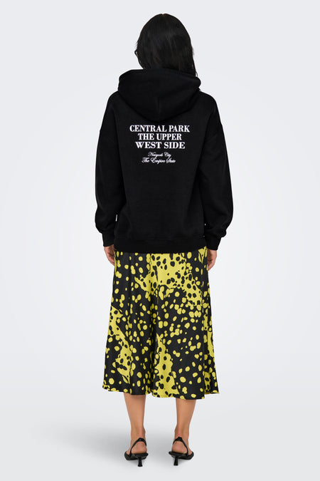 Gilet noir avec capuche ONLY, imprimé du texte 'NYC' et 'est. 83' sur la poitrine.