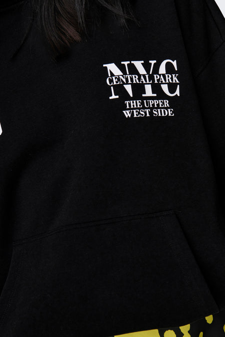 Gilet noir avec capuche ONLY, imprimé 'NYC' blanc et poche kangourou.