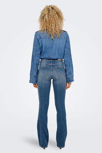 Jean flare bleu denim blush de ONLY, avec une unece et des poches arrière.