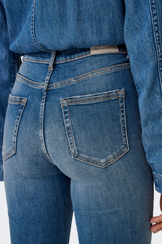 Jean flare bleu moyen d'ONLY, avec des poches arrière et une blouse en denim.