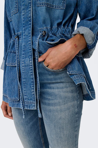 Jean en denim bleu marine de ONLY avec une main dans la poche, porté avec un blouson en denim.