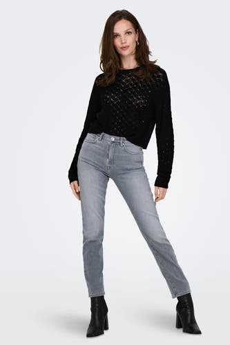 Jean mom gris moyen d'ONLY, porté avec un pull tricoté noir et des bottes noires.