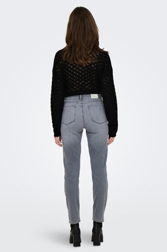 Jean mom gris moyen d'ONLY, avec une taille haute et des bottes en cuir noires à talon.