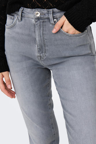 Jean mom gris moyen d'ONLY, avec des poches et une chemise tricotée noire.