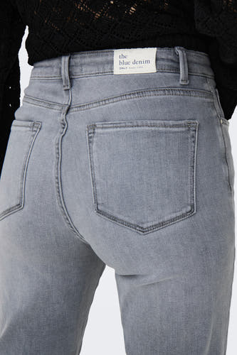 Jean mom gris moyen d'ONLY, vue de près du dos avec poche et étiquette à la ceinture.
