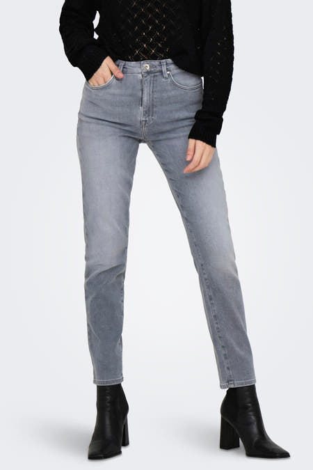 Jean mom gris moyen de ONLY, avec un pull noir et des bottes noires.
