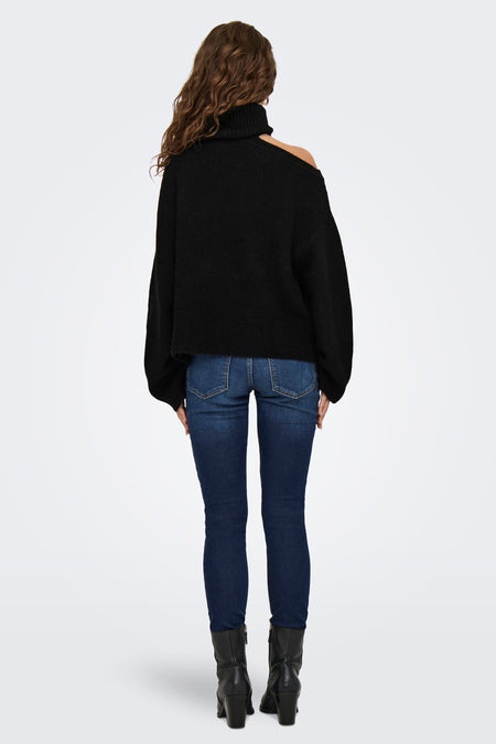 Pull à col roulé noir de JDY, modèle ample avec découpe aux épaules, vue de dos, porté avec un jean bleu foncé et des bottes noires