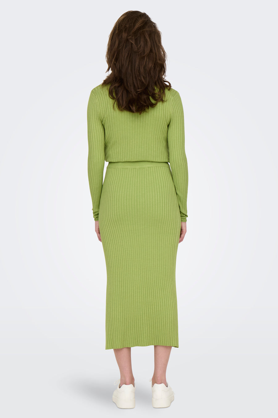Robe verte ONLY, avec une texture à fines bretelles et une longueur midi, vue de l'arrière.