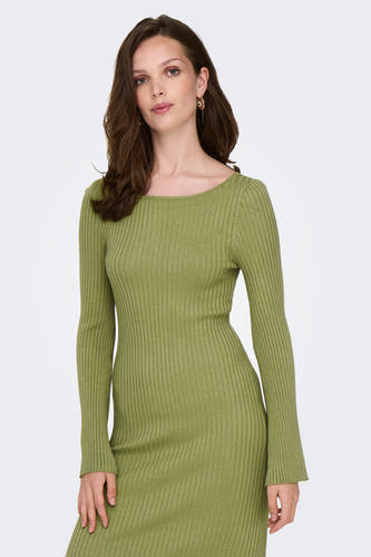Robe de longues manches vertes ONLY, avec une texture côtelée et des boucles d'oreilles dorées.