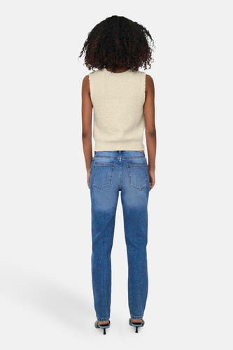 T-shirt écru ONLY, avec une finition texturée, associé à des jeans bleus et des baskets.