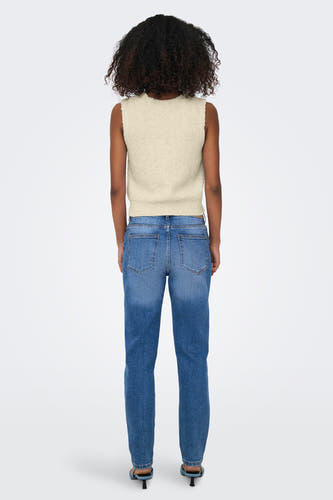 T-shirt écru ONLY, avec une surface texturée et associé à des jeans bleus et des baskets.