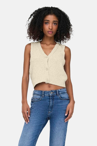 T-shirt écru de ONLY, avec fermeture à boutons et col V, associé à un jean bleu.