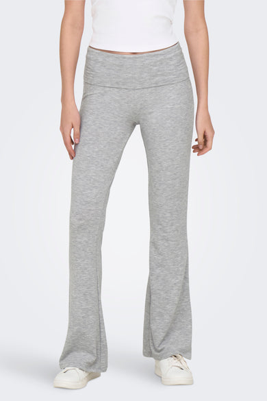 Pantalon gris d'ONLY avec des poches qui s'étendent, associé à une chemise blanche et des baskets blanches.