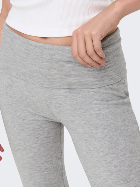 Pantalon gris de ONLY, avec une ceinture haute et une texture lisse.