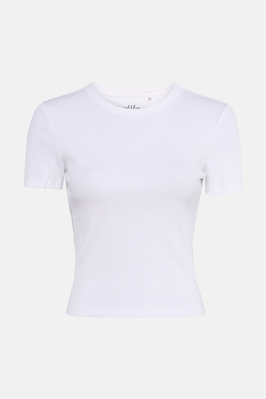 T-shirt blanc à manches courtes ONLY®, porté avec un jean ample et des chaussures beiges.
