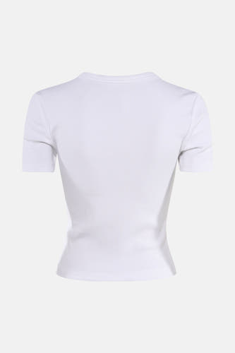 Wit T-shirt met korte mouwen van ONLY, geribbelde textuur, eenvoudige ronde hals en getailleerde pasvorm.