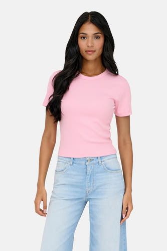T-shirt rose à manches courtes de ONLY®, porté avec des jeans bleus clairs larges et des chaussures brunes.