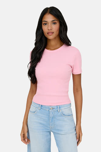 T-shirt rose à manches courtes d'ONLY, avec un col en côtes, porté avec un jean bleu clair.