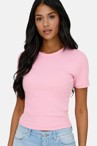 T-shirt rose à manches courtes de ONLY®, avec une texture côtelée, porté avec un jean bleu.