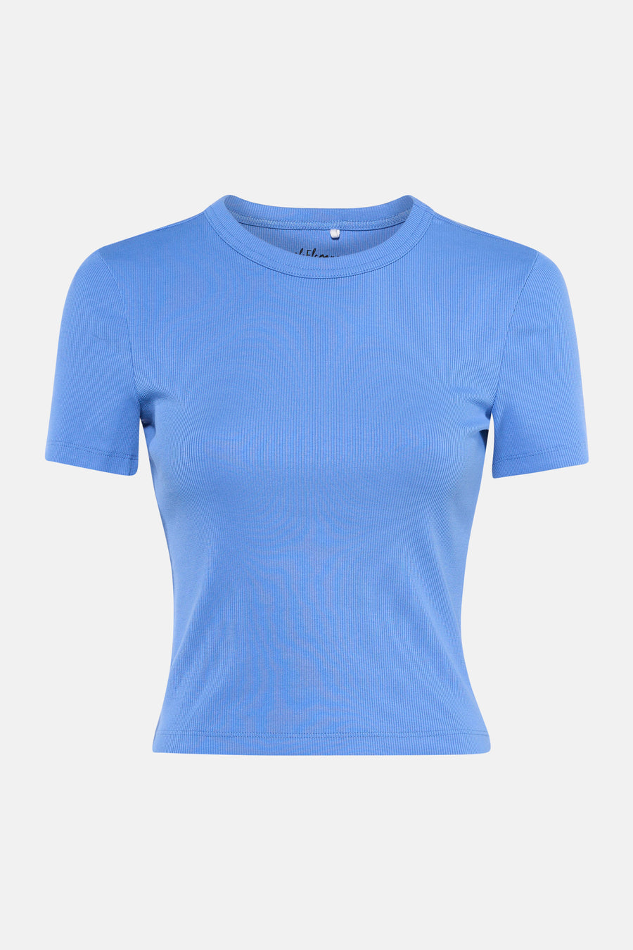 T-shirt bleu à manches courtes de ONLY, porté avec un jean ample et des baskets.
