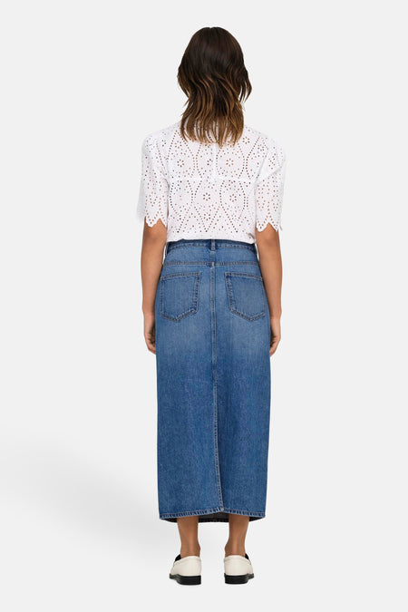 Jupe longue en denim bleu moyen de ONLY, avec des poches arrière et une fente à l'arrière.