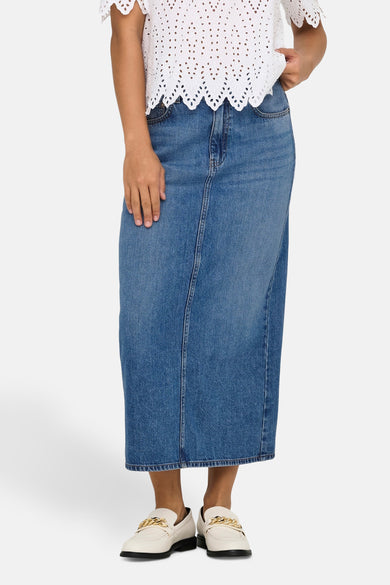 Jupe en denim bleu moyen de ONLY, avec une coupe droite et des chaussures blanches.