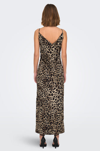 Achterkant van een vrouw in een luipaardjurk met zwarte hakken.