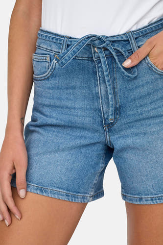 Short en denim bleu marine de ONLY, avec ceinture élastique et poches à boutons, cropped.