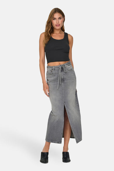 Jupe en denim gris d'ONLY, avec une fente à l'avant et une ceinture.