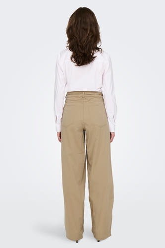 Pantalon beige de ONLY, avec des jambes larges et une taille haute, vu de derrière.