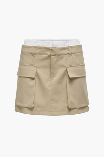 Jupe courte beige de ONLY®, avec des passants et une poche arrière.
