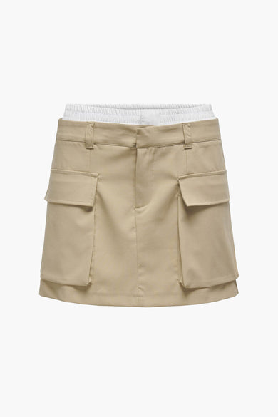 Jupe courte beige de ONLY®, avec des passants et une poche arrière.