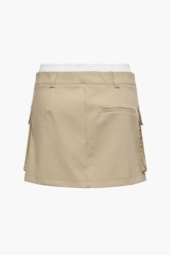 Beige korte rok van ONLY®, met riemlussen en een achterzak.