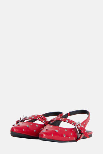 Ballerine rouge de ONLY, vue de derrière avec des bandes et des détails argentés.