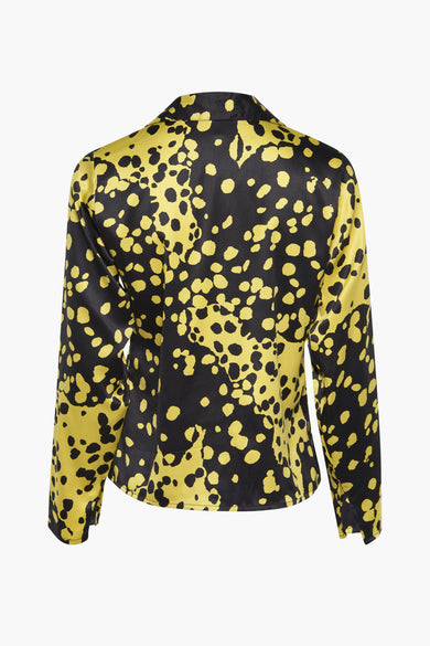 Gele blouse met lange mouwen van ONLY, met een opvallend zwart-geel gevlekt patroon, gezien van achteren.
