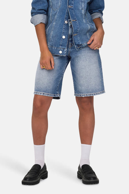 Short en denim bleu marine de ONLY, associé à une veste en denim, des chaussettes blanches et des loafers noirs.
