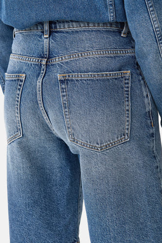 Short blue denim from ONLY, seen from the back, with stitches and back pockets.