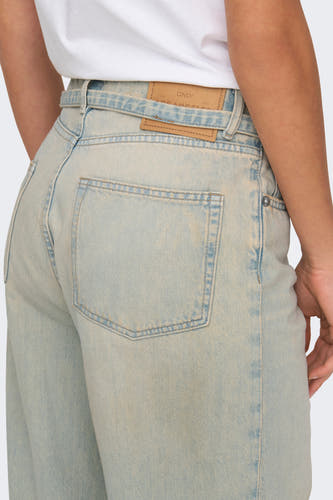 Jean bleu clair large d'ONLY, avec un étiquette en cuir brun et une poche arrière.