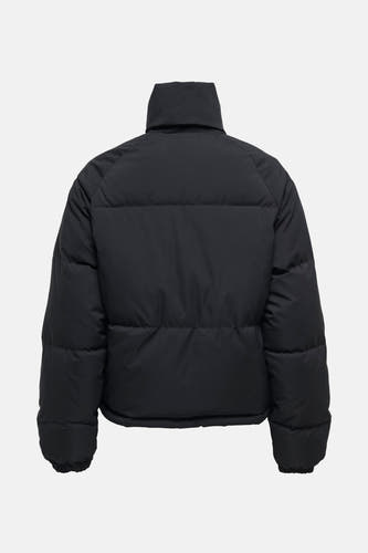 Manteau court noir de JDY, avec une col montante et des détails en fausse fourrure.
