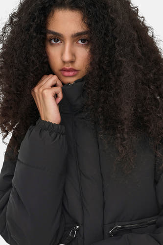 Manteau court noir de JDY avec un design matelassé et une highle haute.